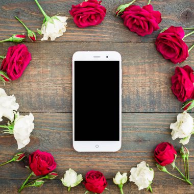 Hareket eden telefon ile gül çiçek