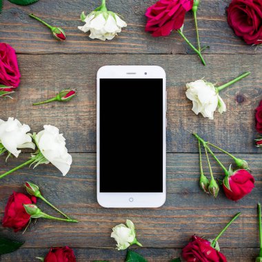 Hareket eden telefon ile gül çiçek