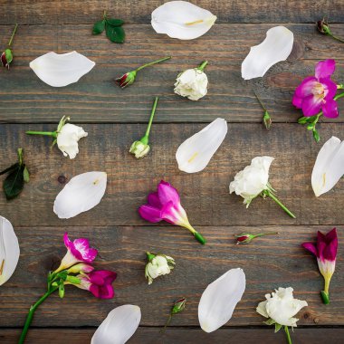 Ahşap arka planda güzel çiçekler