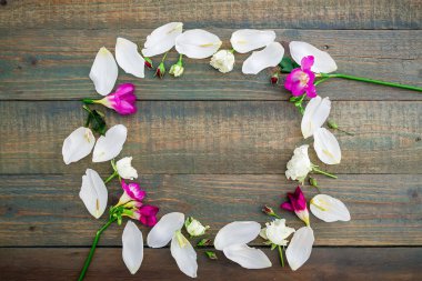 Ahşap arka planda güzel çiçekler