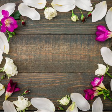 Ahşap arka planda güzel çiçekler