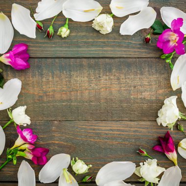 Ahşap arka planda güzel çiçekler