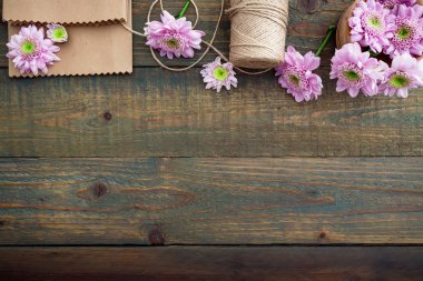 Pembe çiçekler ve sicim