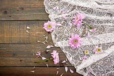 pembe çiçekler, yaprakları ve kumaş