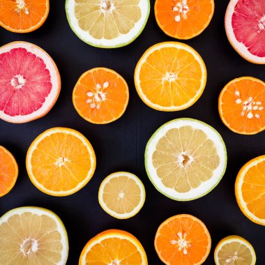 narenciye koyu arka plan üzerinde