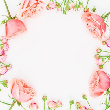 beyaz üzerine pembe güller