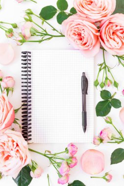 pembe güller ve not defteri 