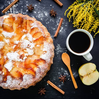 Charlotte pasta, kahve kupa