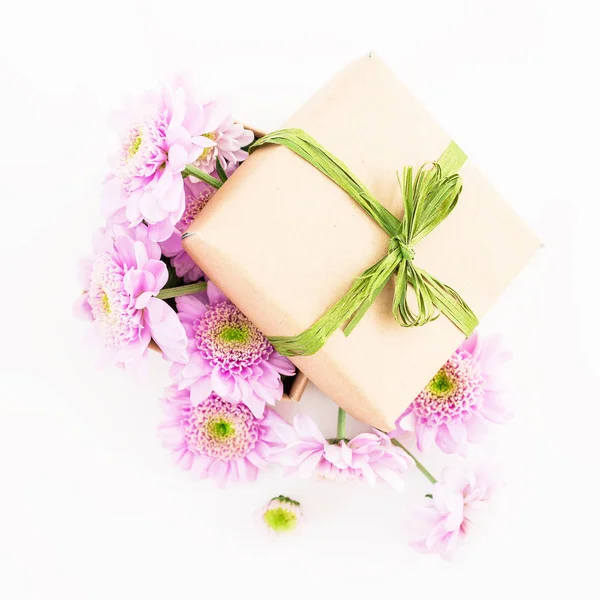 Schöne Blumen und Geschenk — Stockfoto
