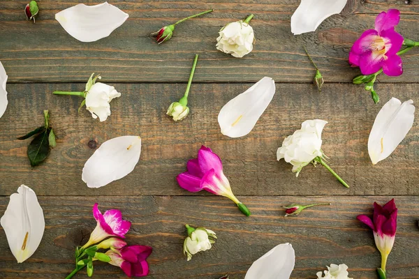 Belas flores em fundo de madeira — Fotografia de Stock