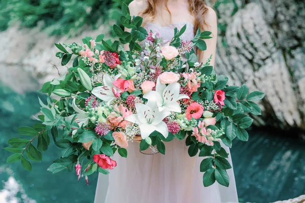 Woman holding   bouquet. — Stock Photo, Image
