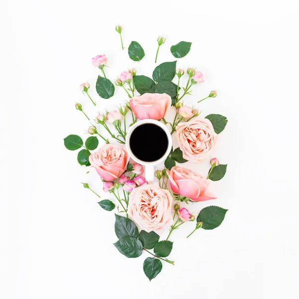 Розы и чашка кофе — стоковое фото