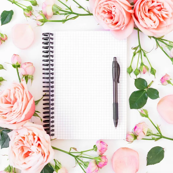 Pink roses and notepad — Stock Photo, Image