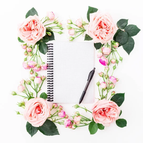 Pink flowers and notepad — Stock Photo, Image
