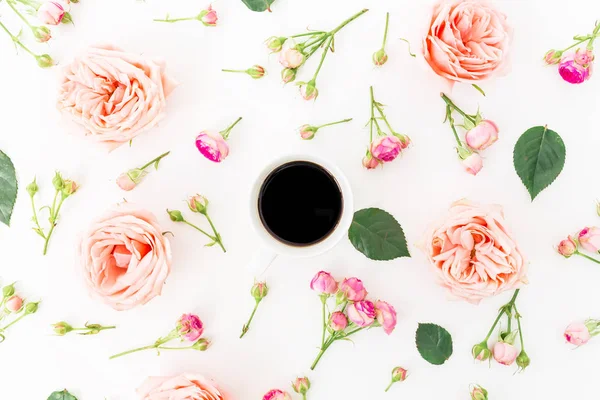 Flores rosadas y taza de café negro — Foto de Stock