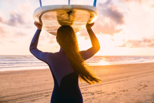 Woman  with surf board — Stock Photo, Image