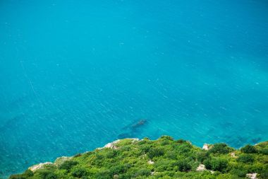 Kayalık okyanus kıyısında.