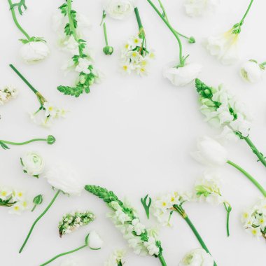 ihale beyaz çiçekler