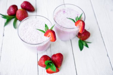 Çilek smoothies çilek ile