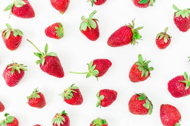 Beyaz arka planda çilekler.