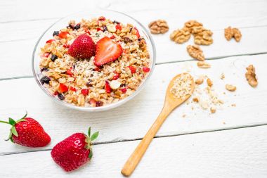 Çilek ve yaban mersini ile müsli