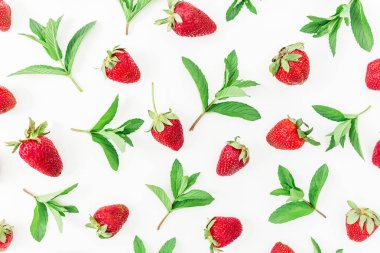 Beyaz arka planda çilekler.