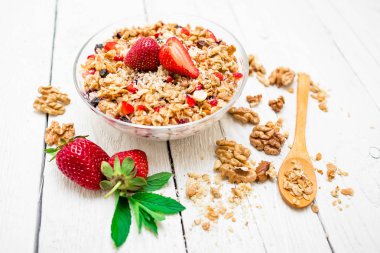 Çilek ve yaban mersini ile müsli