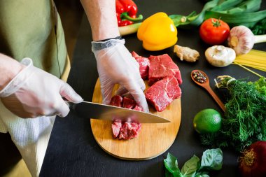 Kesme çiğ et pişirmek 