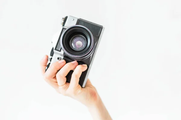 Mulher segurando câmera de filme antigo — Fotografia de Stock