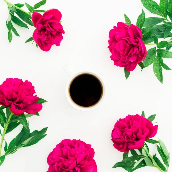 Розовые цветы и черный кофе чашки — стоковое фото