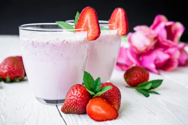 Strawberry smoothies with berries — Stock Photo, Image