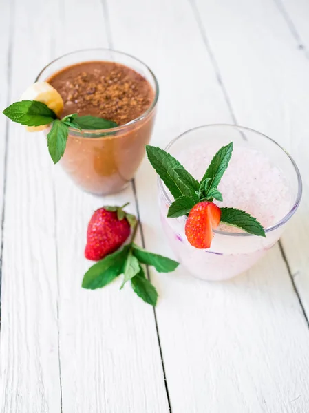 Batido de fresa y batido de plátano — Foto de Stock