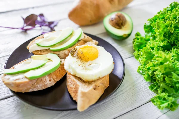 Вкусные сэндвичи с авокадо и яйцом — стоковое фото