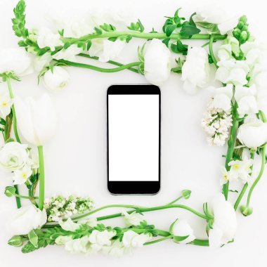 Siyah smartphone içinde beyaz arka plan üzerinde çerçeve çiçek