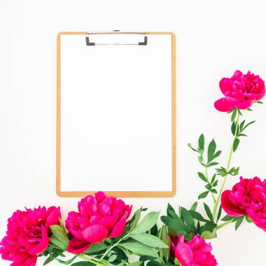 pembe çiçekler ve not defteri 