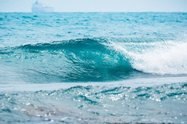 büyük deniz dalga sıçramasına