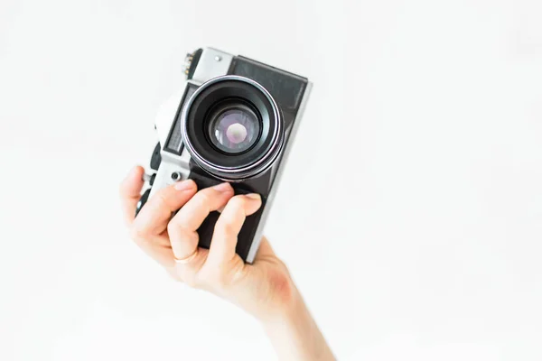 Жінка тримає стару кінокамеру — стокове фото