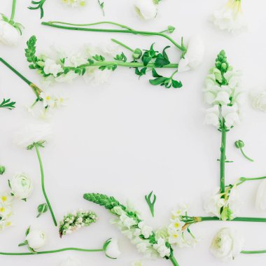 ihale beyaz çiçekler