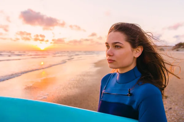 Mulher com prancha de surf — Fotografia de Stock