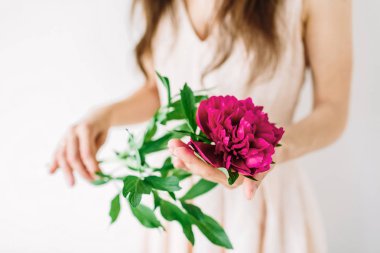 eller Şakayık tutan kadın 