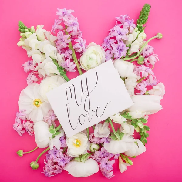 Çiçekler Kartı Love Pembe Arka Plan Yazı Ile Farklı Tür — Stok fotoğraf