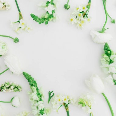 ihale beyaz çiçekler