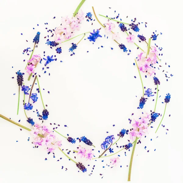 Pembe sümbül ve beyaz zemin üzerine mavi çiçekler ile yuvarlak çerçeve