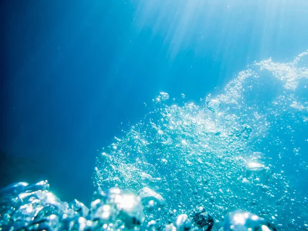 Burbujas bajo el agua en el mar — Foto de Stock