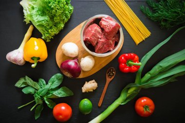 metal bir plaka çiğ et 