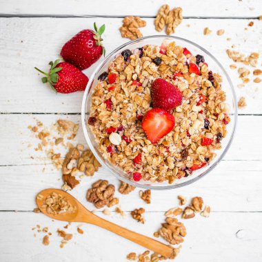 Çilek ve yaban mersini ile müsli