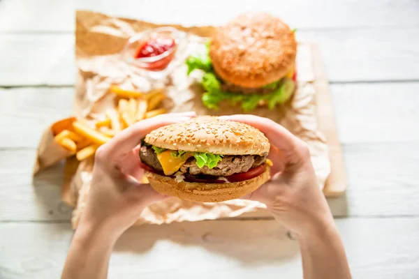Klassieke grote hamburger in handen. — Stockfoto