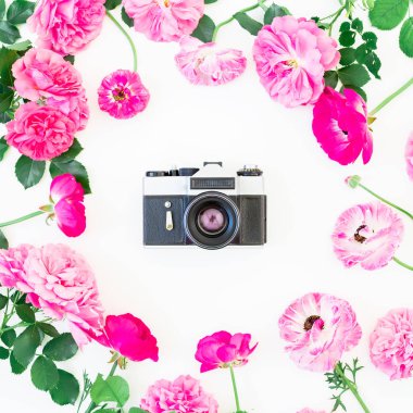 çiçekler ve retro kamera