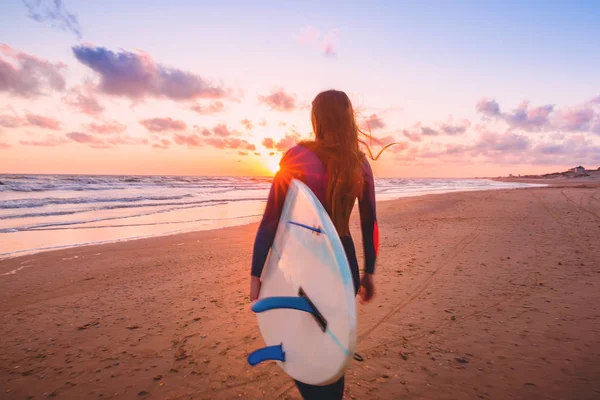 Woman  with surf board — Stock Photo, Image