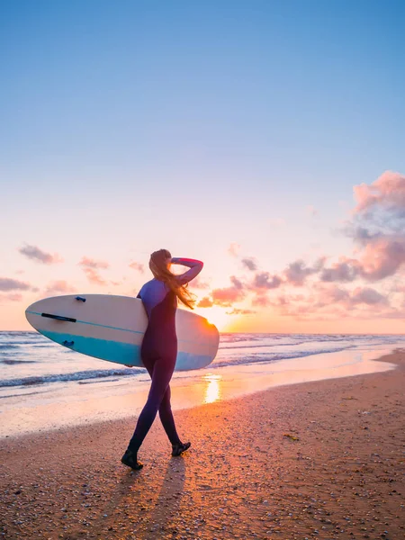 Mulher com prancha de surf — Fotografia de Stock